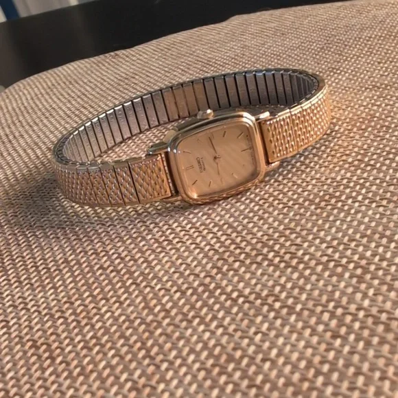 Seiko Gold Rectangular Quartz Watch Vintage Looks Almost New Works Great 8" - Picture 7 of 11